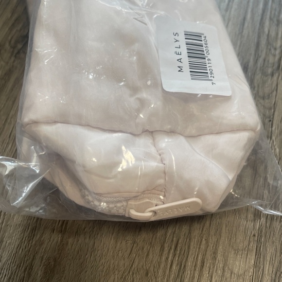 Maelys Cosmetic Travel Bag Case BNIP
For all your travel needs - Picture 2 of 10